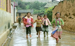 Children running in Chinese village