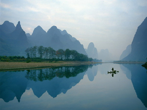 Peaceful water and misty hills in Yangshuo, China